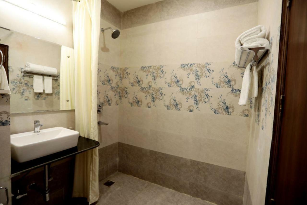 Royal Imperio Hotel Фаридабад Екстериор снимка