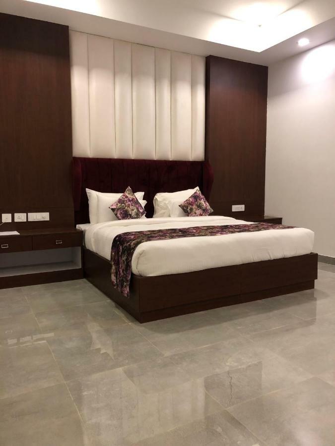Royal Imperio Hotel Фаридабад Екстериор снимка